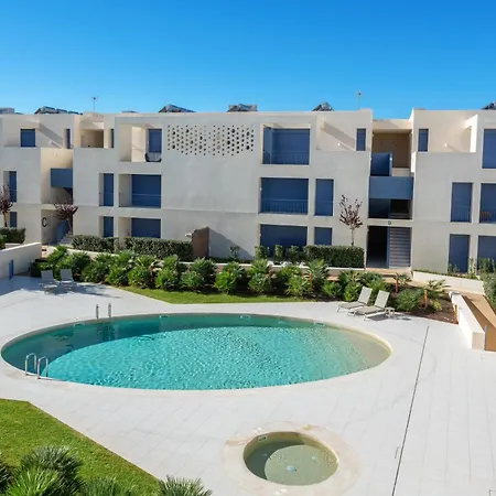 2bdr W Pool, Ac, Gym, Garage & 5 Mins To *