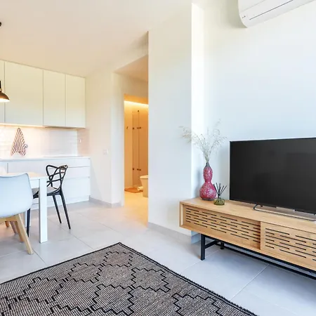 2bdr W Pool, Ac, Gym, Garage & 5 Mins To Apartamento *