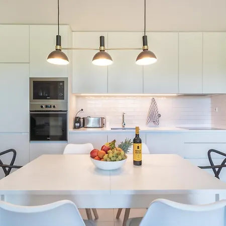 2bdr W Pool, Ac, Gym, Garage & 5 Mins To