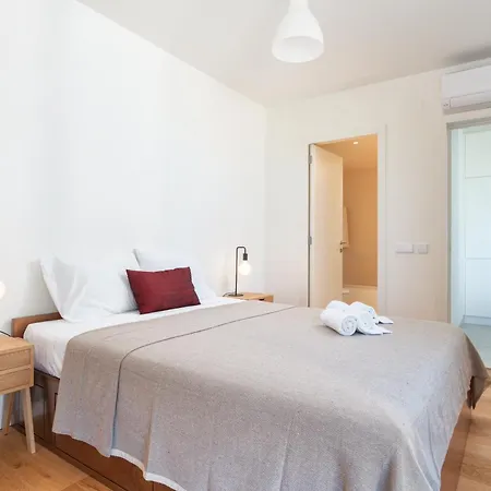 2bdr W Pool, Ac, Gym, Garage & 5 Mins To