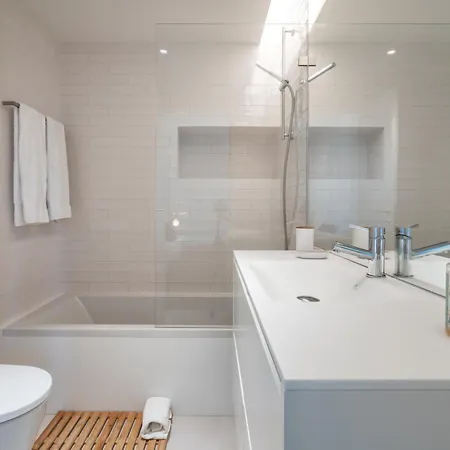 2bdr W Pool, Ac, Gym, Garage & 5 Mins To Apartamento Tavira