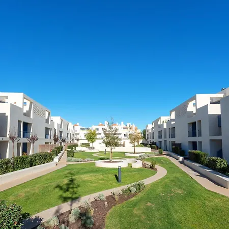 2bdr W Pool, Ac, Gym, Garage & 5 Mins To *