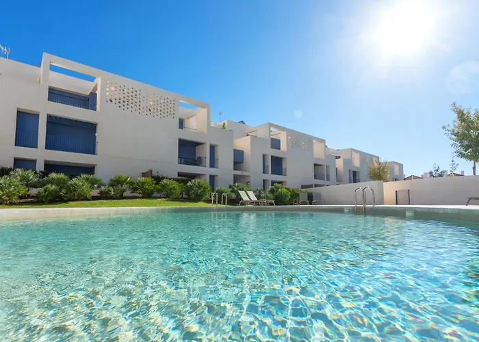 2bdr W Pool, Ac, Gym, Garage & 5 Mins To Daire