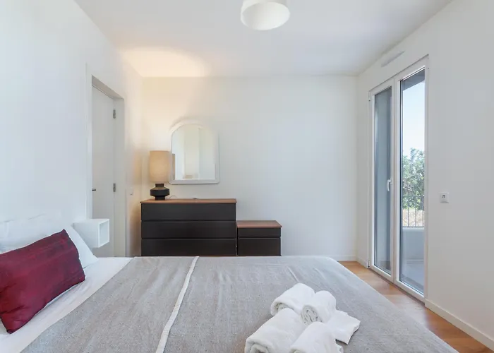 Daire 2bdr W Pool, Ac, Gym, Garage & 5 Mins To *