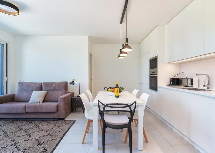 2bdr W Pool, Ac, Gym, Garage & 5 Mins To