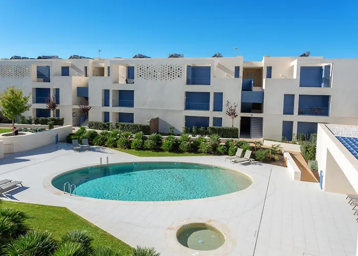 2bdr W Pool, Ac, Gym, Garage & 5 Mins To *