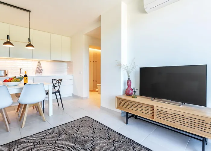 2bdr W Pool, Ac, Gym, Garage & 5 Mins To Daire *