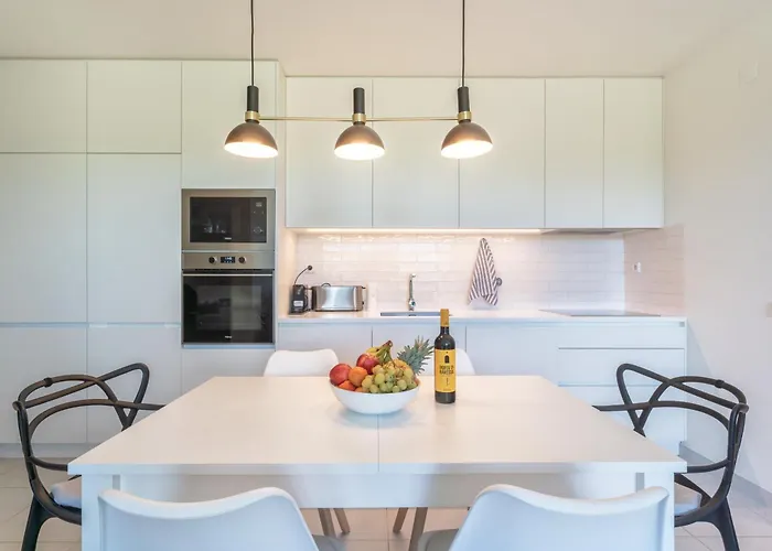 2bdr W Pool, Ac, Gym, Garage & 5 Mins To