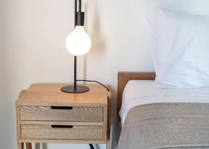 2bdr W Pool, Ac, Gym, Garage & 5 Mins To Daire