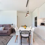 2bdr W Pool, Ac, Gym, Garage & 5 Mins To