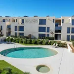 2bdr W Pool, Ac, Gym, Garage & 5 Mins To *