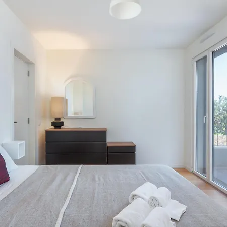 شقة 2bdr W Pool, Ac, Gym, Garage & 5 Mins To *
